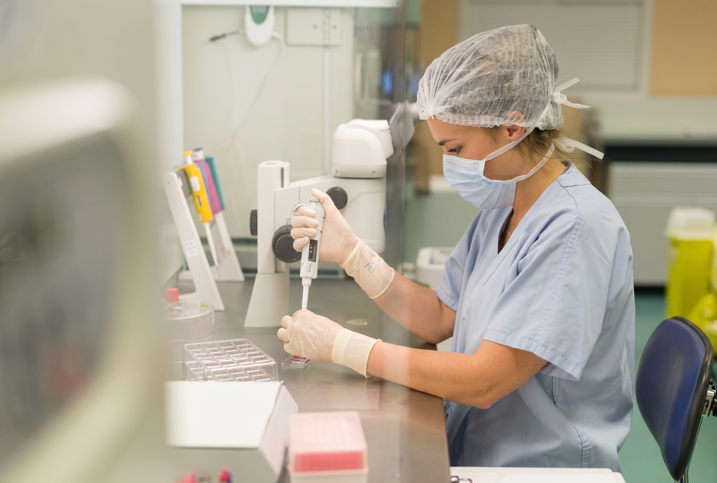 Profesional de laboratorio trabajando con pipeta